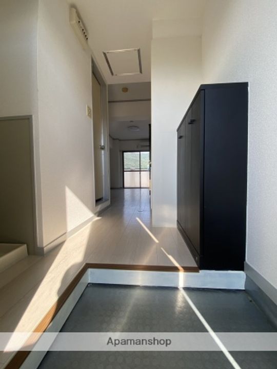 広島県広島市東区戸坂千足1丁目の賃貸マンションの玄関
