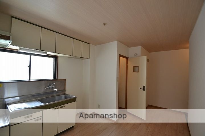 広島県広島市中区南竹屋町の賃貸マンションの居間