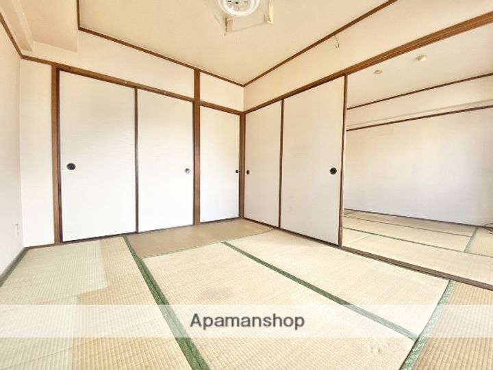 金崎ビルの居間