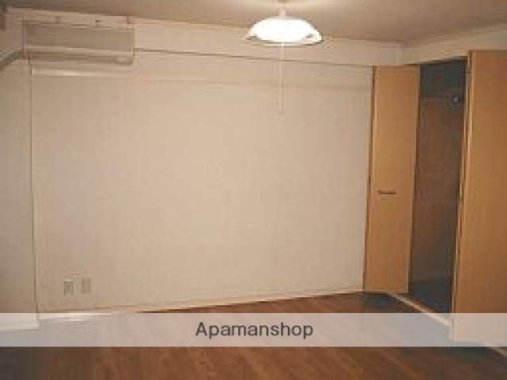 上原ビルの居間