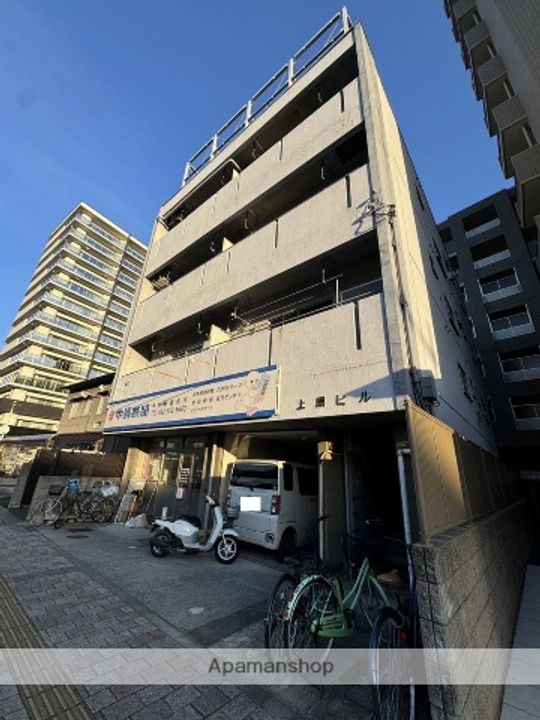 上原ビルの外観
