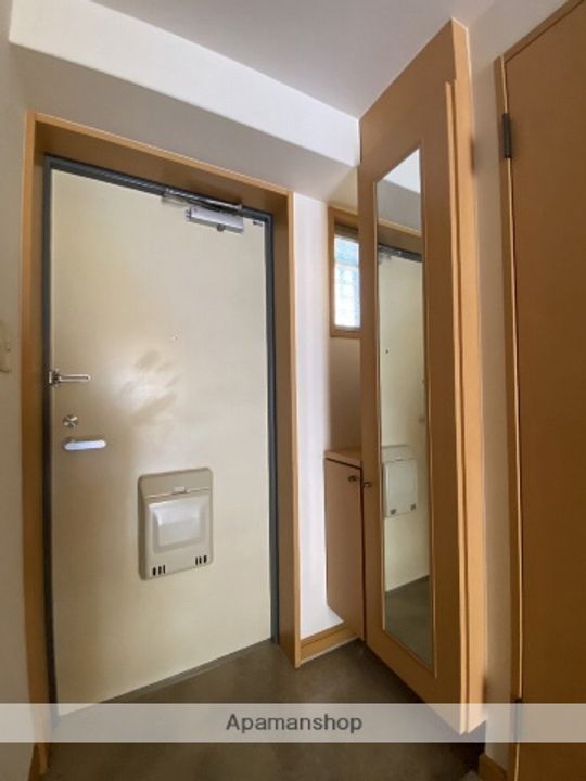 広島県広島市東区光が丘の賃貸マンションの玄関