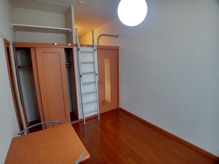 レオパレスシャロン102の居間