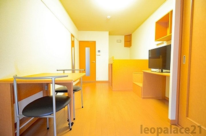 レオパレス国泰寺1101の居間