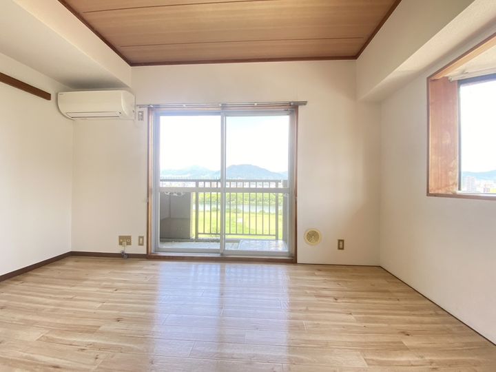 エクセルコート太田川604号室の居間