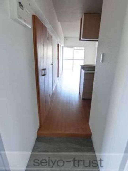 西興ビル302号室の玄関