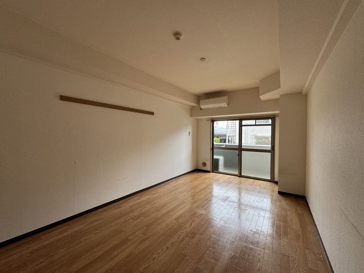 ラフィネ牛田本町102号室の居間