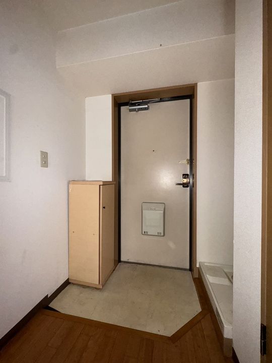 ラフィネ牛田本町102号室の玄関