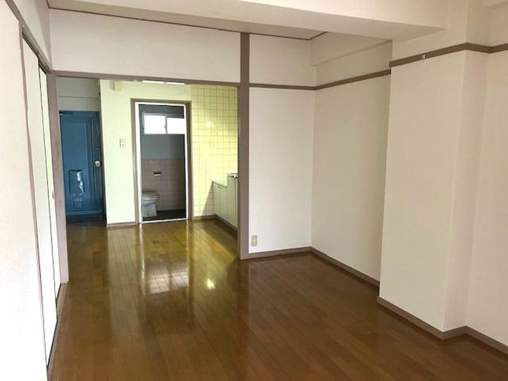 八木興産ビル202号室の居間