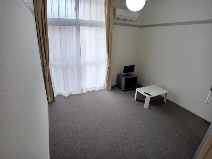 レオパレスアゼリア204の居間