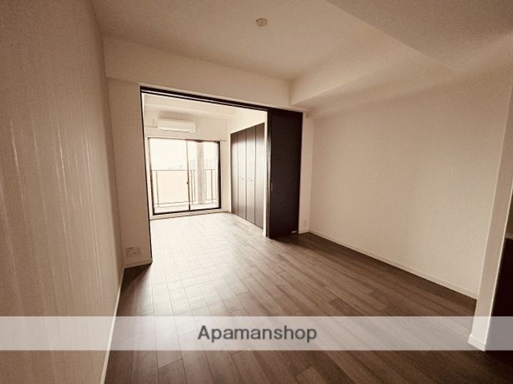 広島県広島市西区西観音町の賃貸マンションの居間