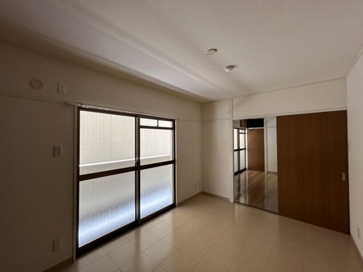 エイトビル横川新町の居間