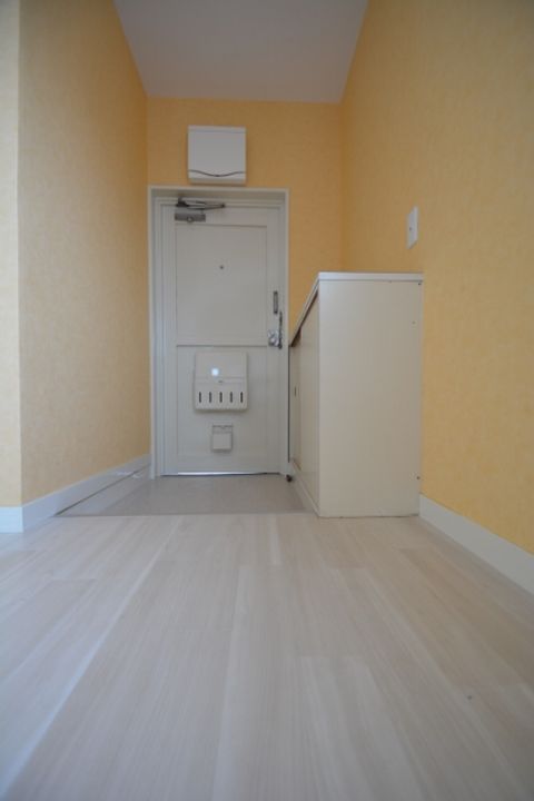 エイトビル横川新町の玄関