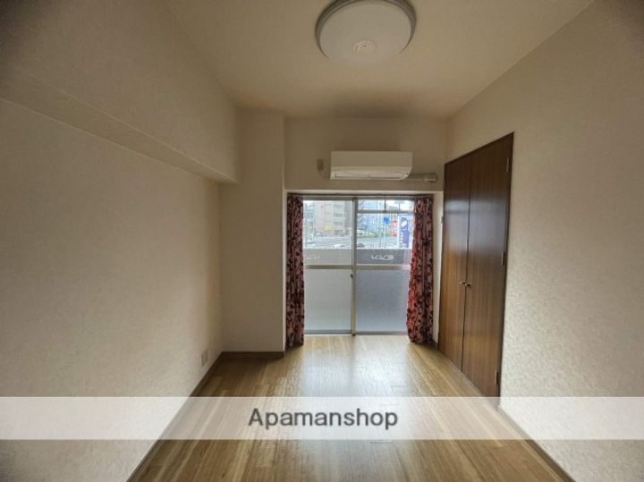 益井ビルの居間