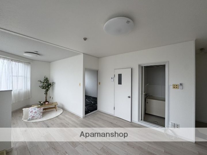 サンライズビルの居間