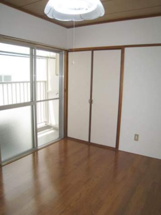 広島県広島市東区光町2丁目の賃貸マンションの居間