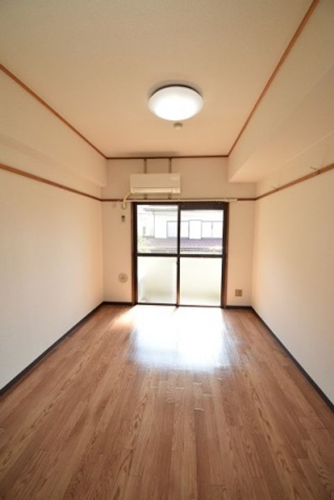 長谷川ビル208号室の居間