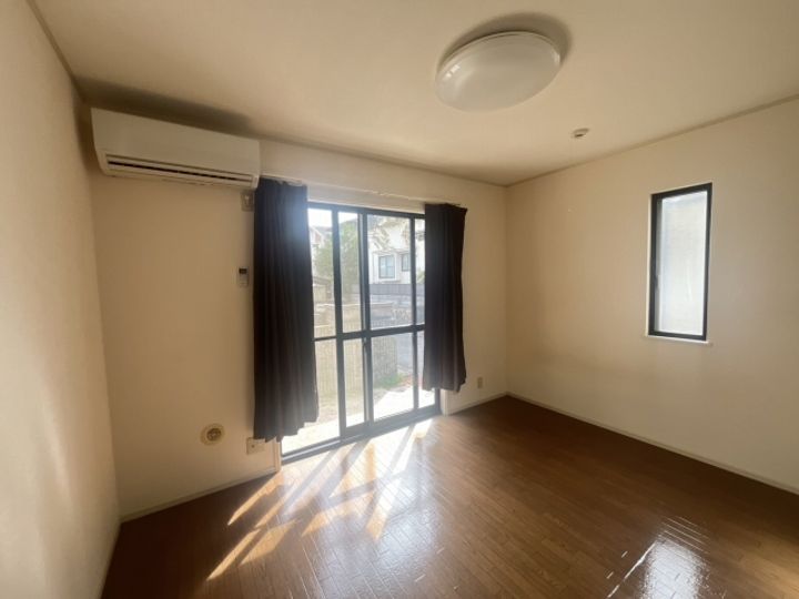 メゾン平山101号室の居間