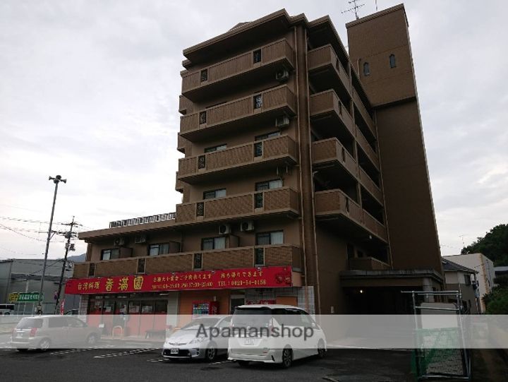 プラティーク川島の外観