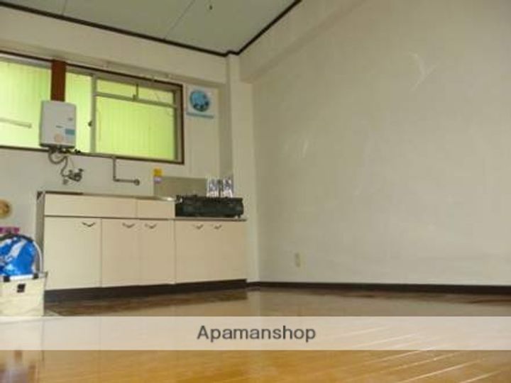 井上ビルの居間