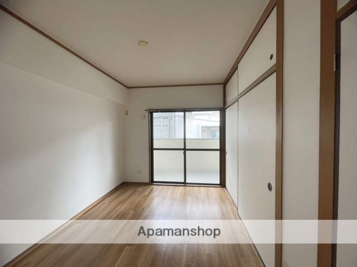 高野ビルの居間