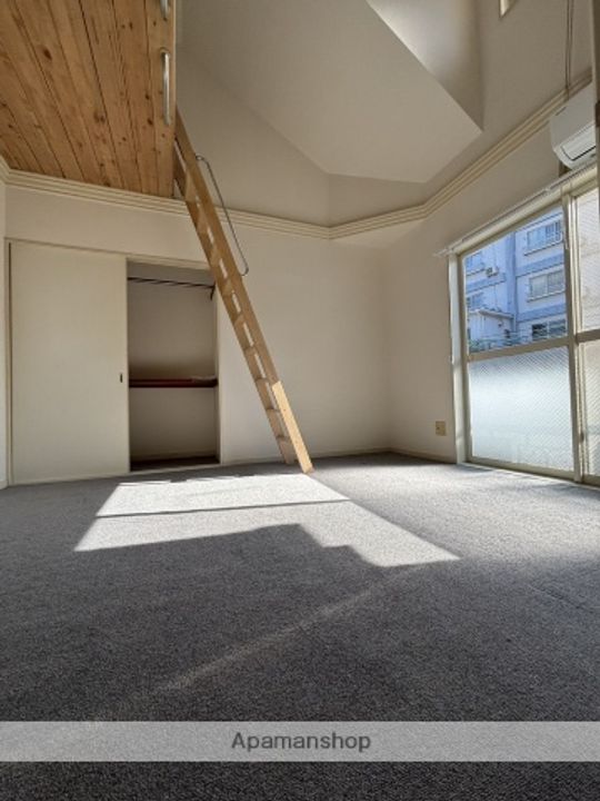 RAFFINE KUSATUの居間