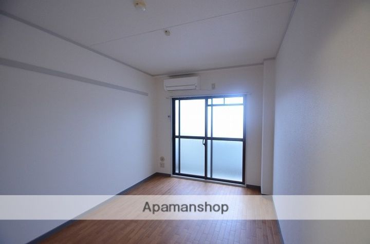 ウイング上安(旧ロイヤル上安)の居間