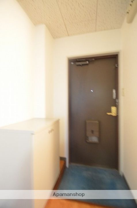 ウイング上安(旧ロイヤル上安)の玄関