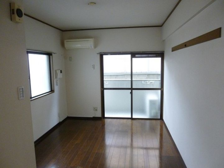 グリーンハイツ草津Ⅱ402号室の居間