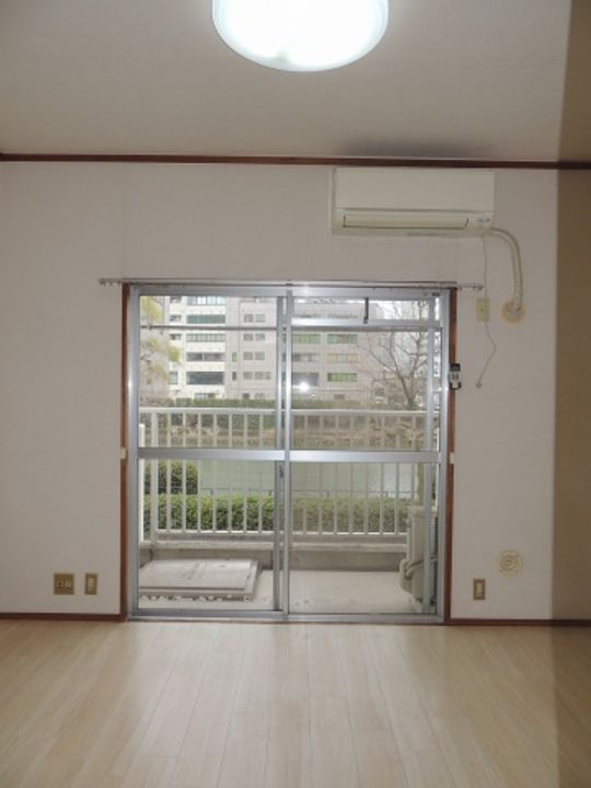 エム・シービル201号室の居間