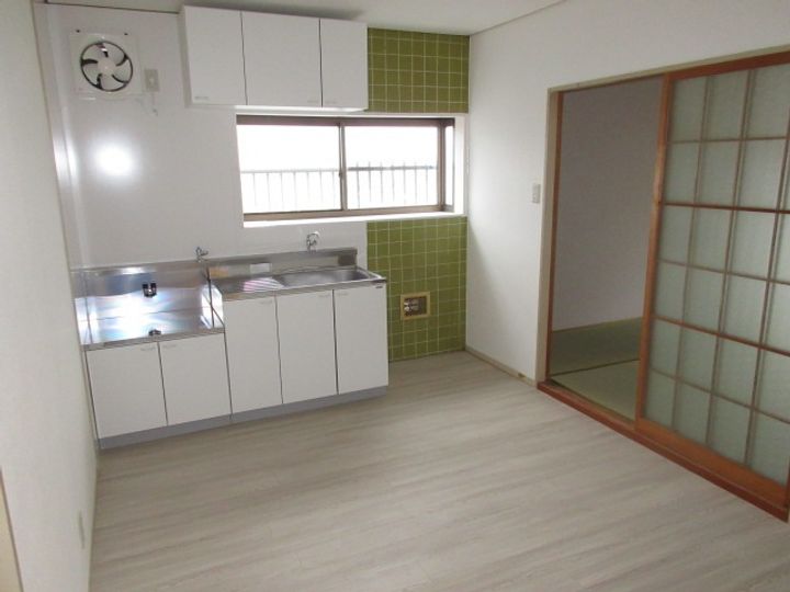 ハウスすみれ101号室の居間