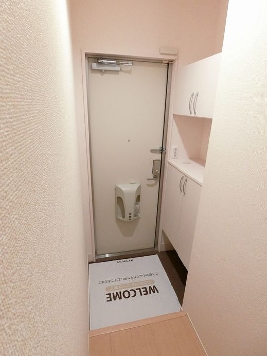 フローラル清水 A棟の玄関