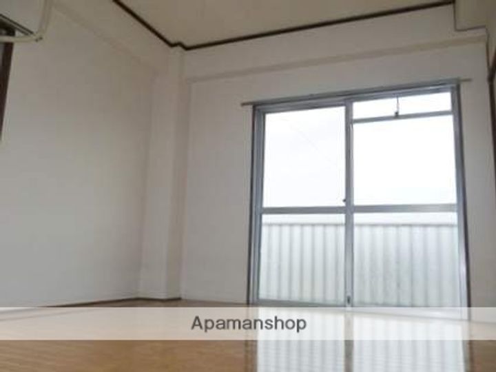 井上ビルの居間