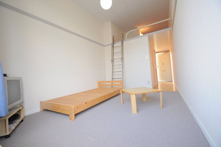 レオパレスフォレストハウス21の居間