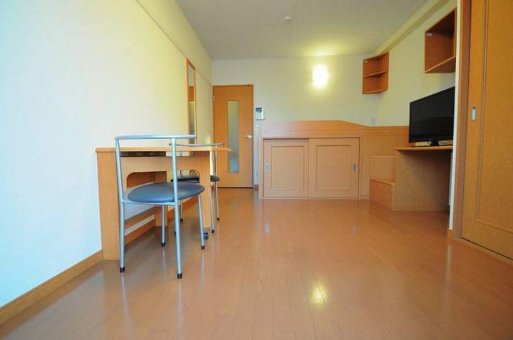 レオパレスWINDWARD103の居間