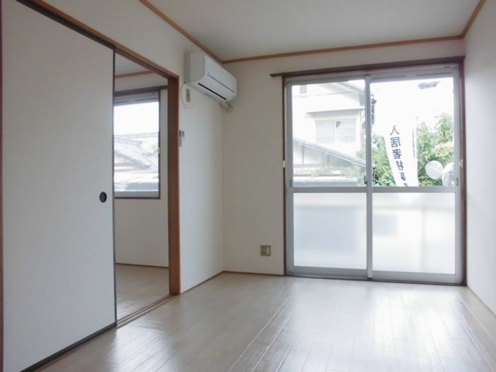 コーポ羽衣Cシャルダンの居間
