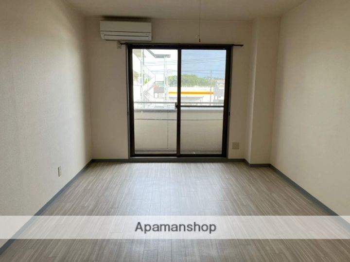 ウイング春日302の居間