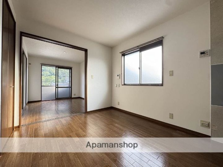 レジデンス中之町 1番館201の居間