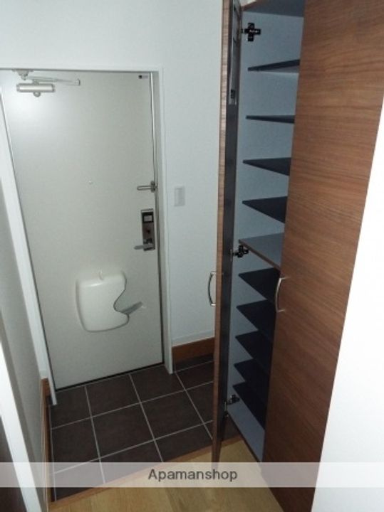 アロモントB棟の玄関