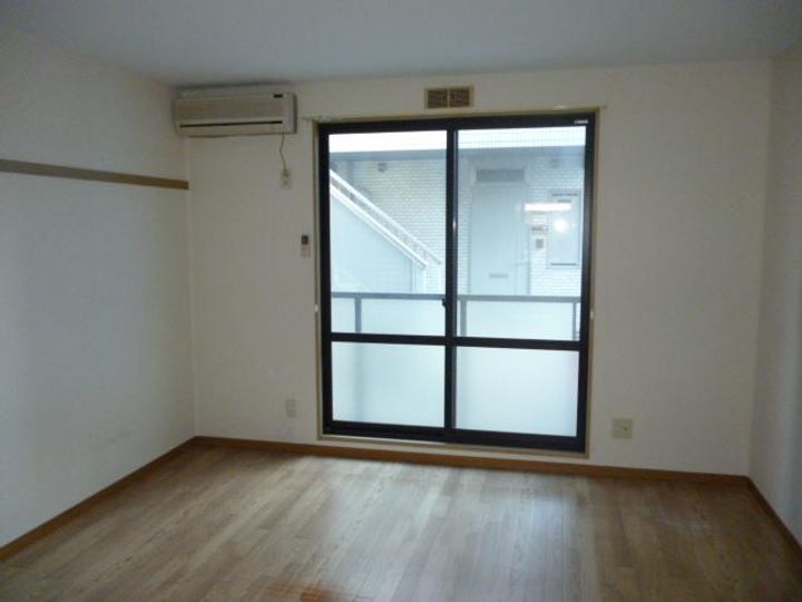 メゾン・ド・ブラン旭203号室の居間