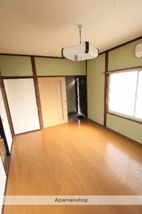 石原アパートの居間