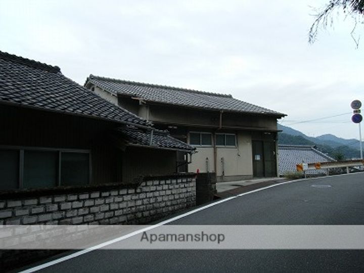 広島県呉市平原町の賃貸アパート左の外観