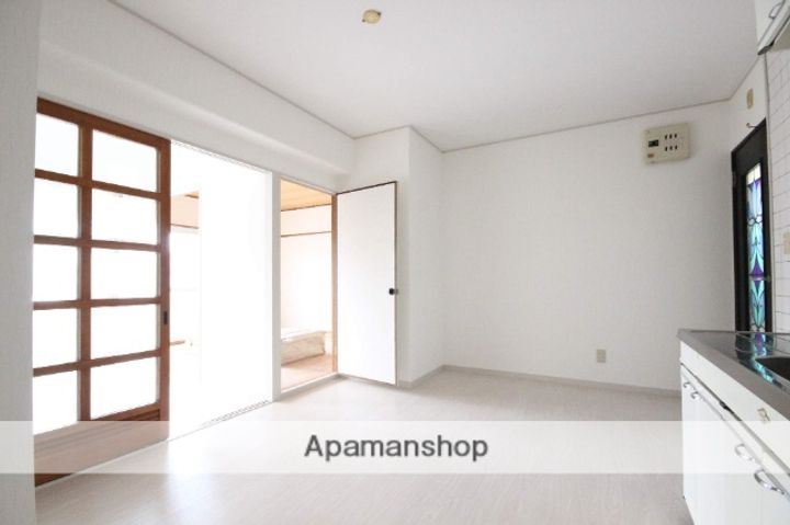 広島県広島市佐伯区皆賀1丁目の賃貸マンションの居間