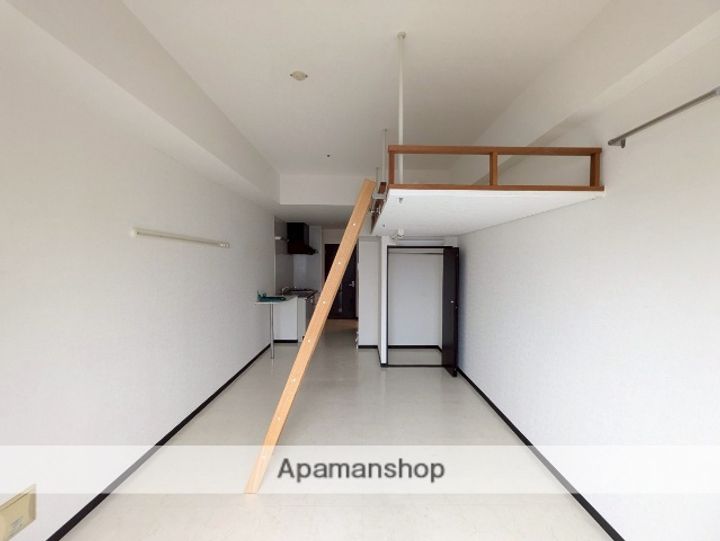 広島県広島市中区東平塚町の賃貸マンションの居間