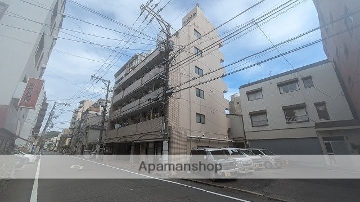 広島県広島市中区宝町の賃貸マンションの外観