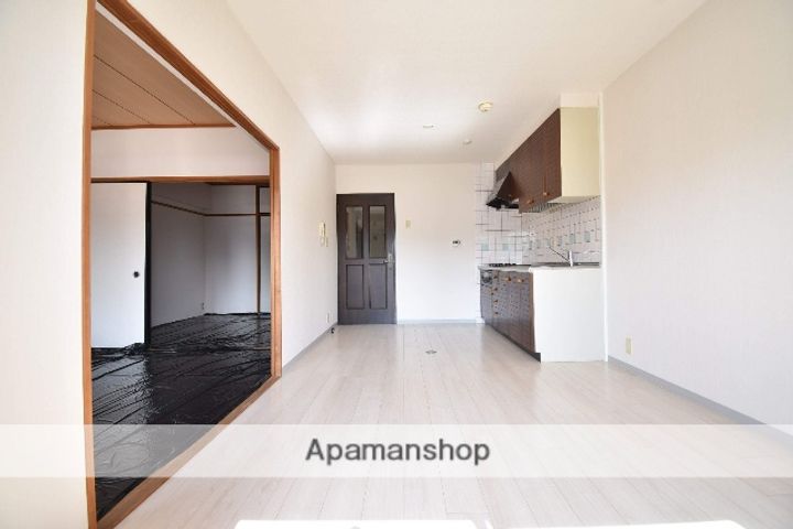 広島県広島市中区小町の賃貸マンションの居間