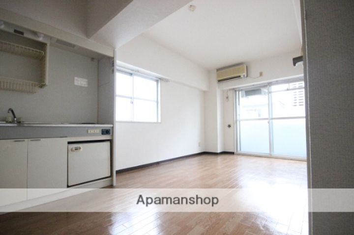 広島県広島市西区南観音町の賃貸マンションの居間