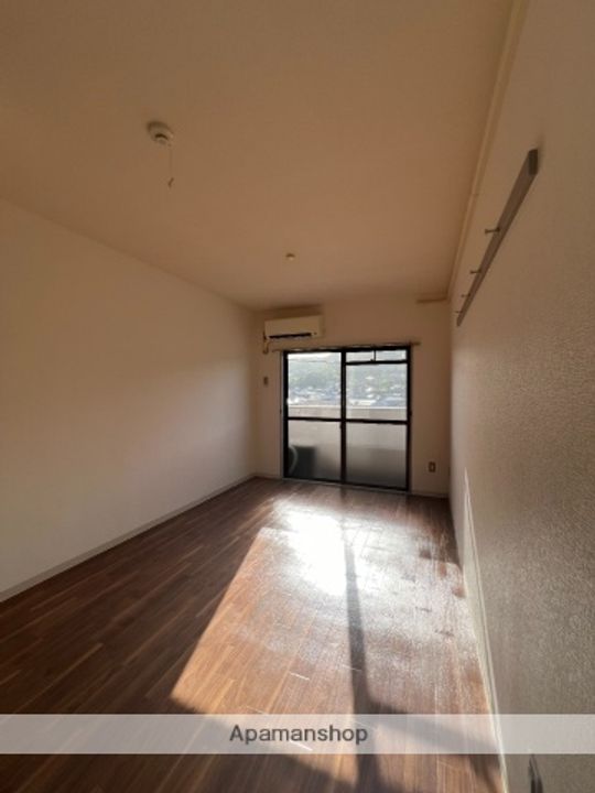 広島県広島市安佐南区古市4丁目の賃貸マンションの居間