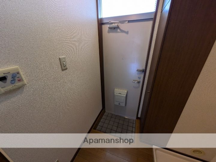 広島県広島市安佐南区長束西2丁目の賃貸アパートの玄関