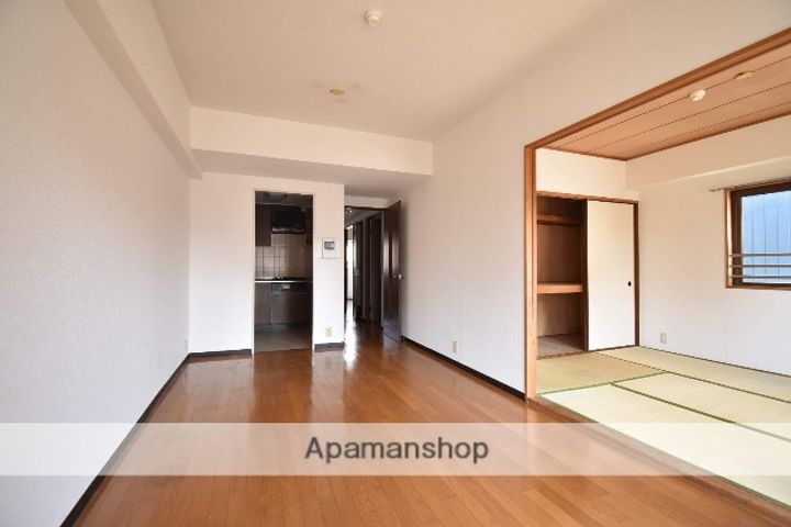 広島県広島市中区舟入本町の賃貸マンションの居間